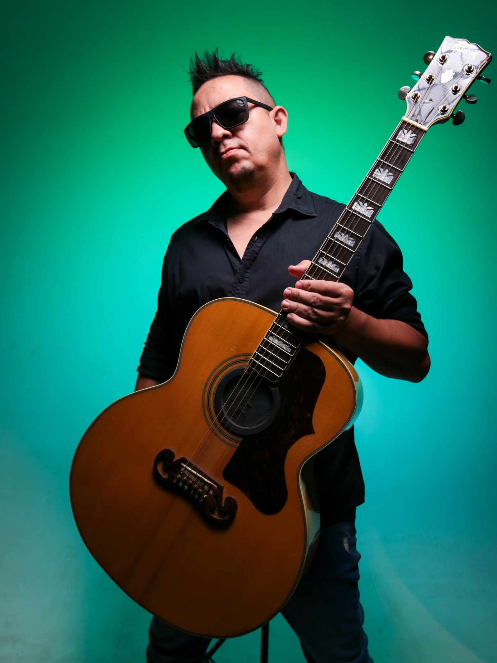 Sujeito Rock com violão e iluminação âmbar